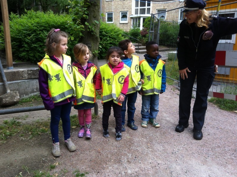 Eine Polizistin zu Besuch im Kindergarten