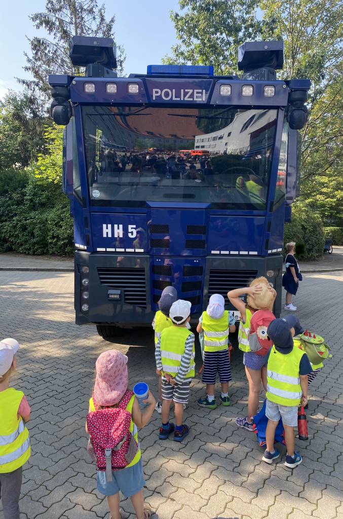 Kinder-Hit-Tag 2022 - Polizeihubschrauber, Blaulicht und mittendrin der Deutsch-Spanische Kindergarten